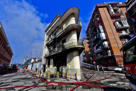 Napoli, incendio nel deposito di giocattoli: l’Arpac monitora inquinanti atmosfera