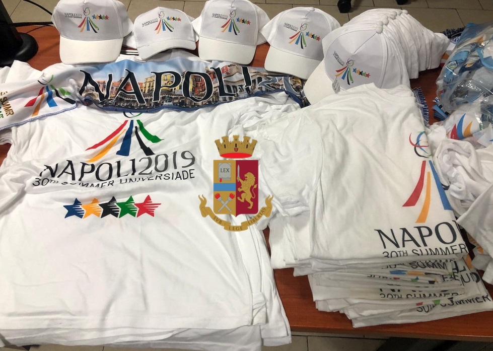 Napoli, vendevano false magliette e cappellini delle Universiadi: due denunciati