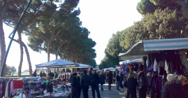 Napoli, protestano i ‘mercatali’ di Posillipo: il comune sospende per due settimane il mercato per colpa delle Universiadi