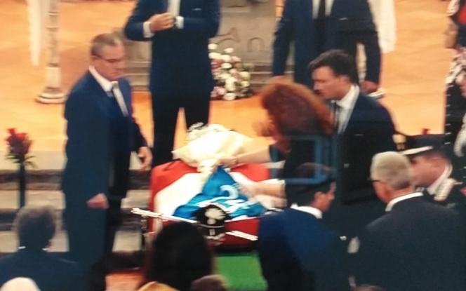 Funerali del carabiniere, la moglie mette la maglia di Insigne sulla bara