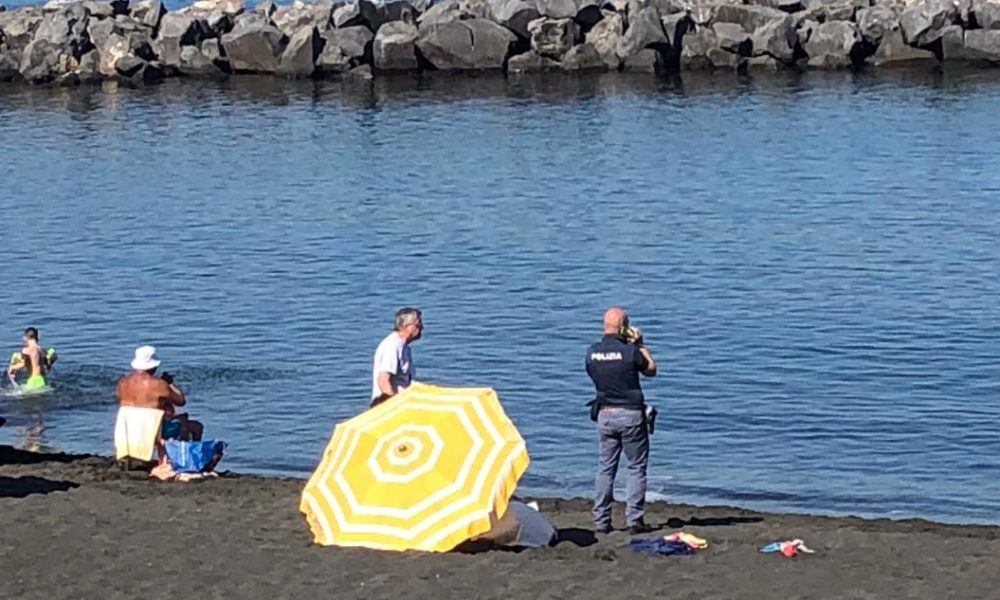 Torre del Greco, malore in spiaggia, muore uomo di 76 anni