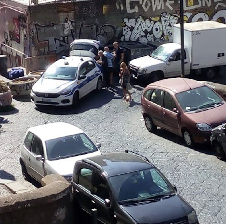 Napoli, cittadino ‘sporcaccione’ sorpreso e multato a salita Pontecorvo