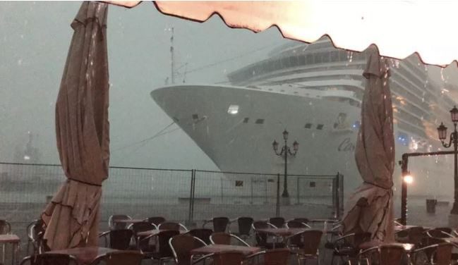 Altra tragedia sfiorata a Venezia: nave Costa sfiora yacht: equipaggio si lancia a terra