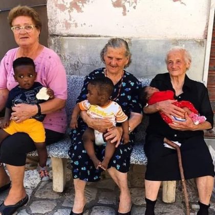Nonne di Campoli nella piazza del paese con i figli dei migranti: la foto virale sul web