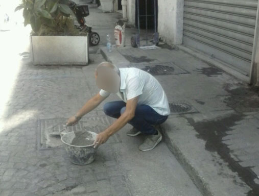 Napoli, stanchi di aspettare il comune i commercianti si autotassano per sistemare le buche in strada
