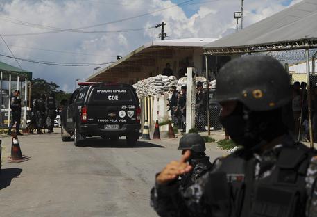 Scontro tra clan rivali nel carcere brasiliano: 52 morti