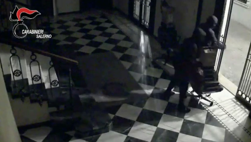 Da Somma Vesuviana al Salernitano per rubare nelle scuole: presi due specialisti. IL VIDEO