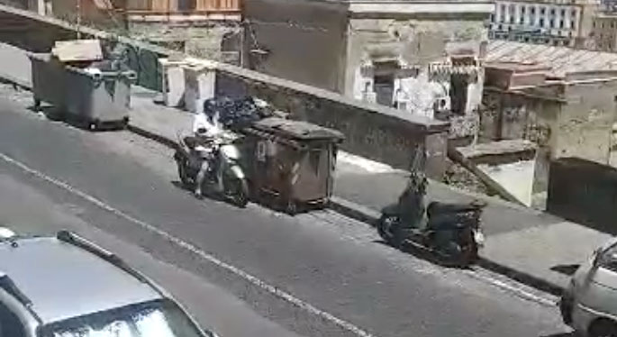 Vergogna nel cuore di Napoli, ditta di trasporti sversa abusivamente rifiuti nei cassonetti di corso Vittorio Emanuele