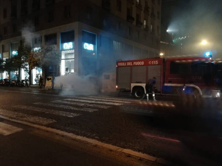 Napoli, nuovo rogo di cassonetti in via Monteoliveto. Verdi: ‘Da mesi l’intera zona è interessata da fenomeni del genere’