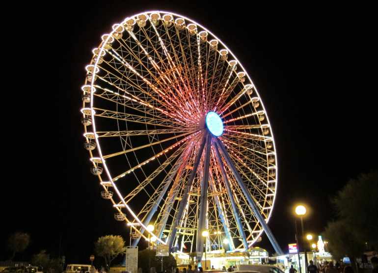 Si suicida gettandosi dalla ruota panoramica di Rimini
