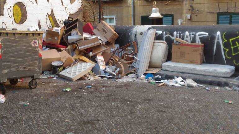 Napoli, ecco le foto delle ‘Monnezziadi’
