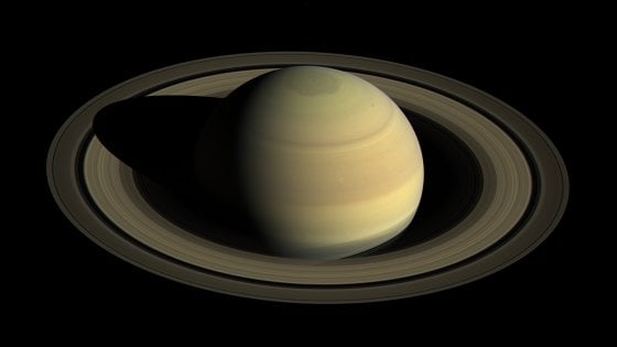Domani è la notte di Saturno, sarà al massimo della luminosità. Da dove vederlo