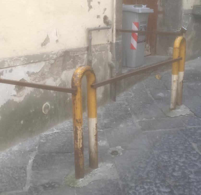 Napoli, assurdo a Materdei: sbarre di ferro installate abusivamente sul paletti per riservarsi uno spazio per parcheggiare