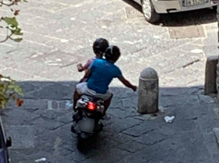 Napoli, cittadino dei Quartieri Spagnoli fotografa due scippatori e avverte la polizia