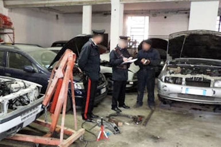 Qualiano, auto rubate nella sua officina: denunciato