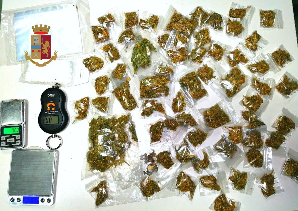 Sant’Agnello, nel box 63 bustine di marijuana e la contabilità: denunciati mamma e figlio
