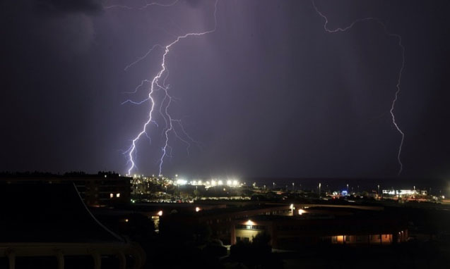 Tempesta ‘elettrica’ sul litorale romano: le foto virali sul web