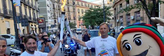 Universiadi: la torcia a Napoli, de Magistris primo tedoforo   