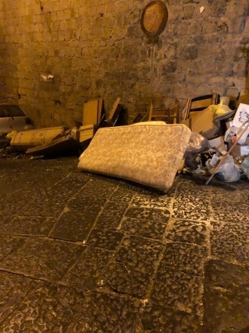 Ritardi nella raccolta dei rifiuti, permangono dei cumuli residui in alcuni punti di Napoli e della provincia. Verdi: ‘Decine di segnalazioni’