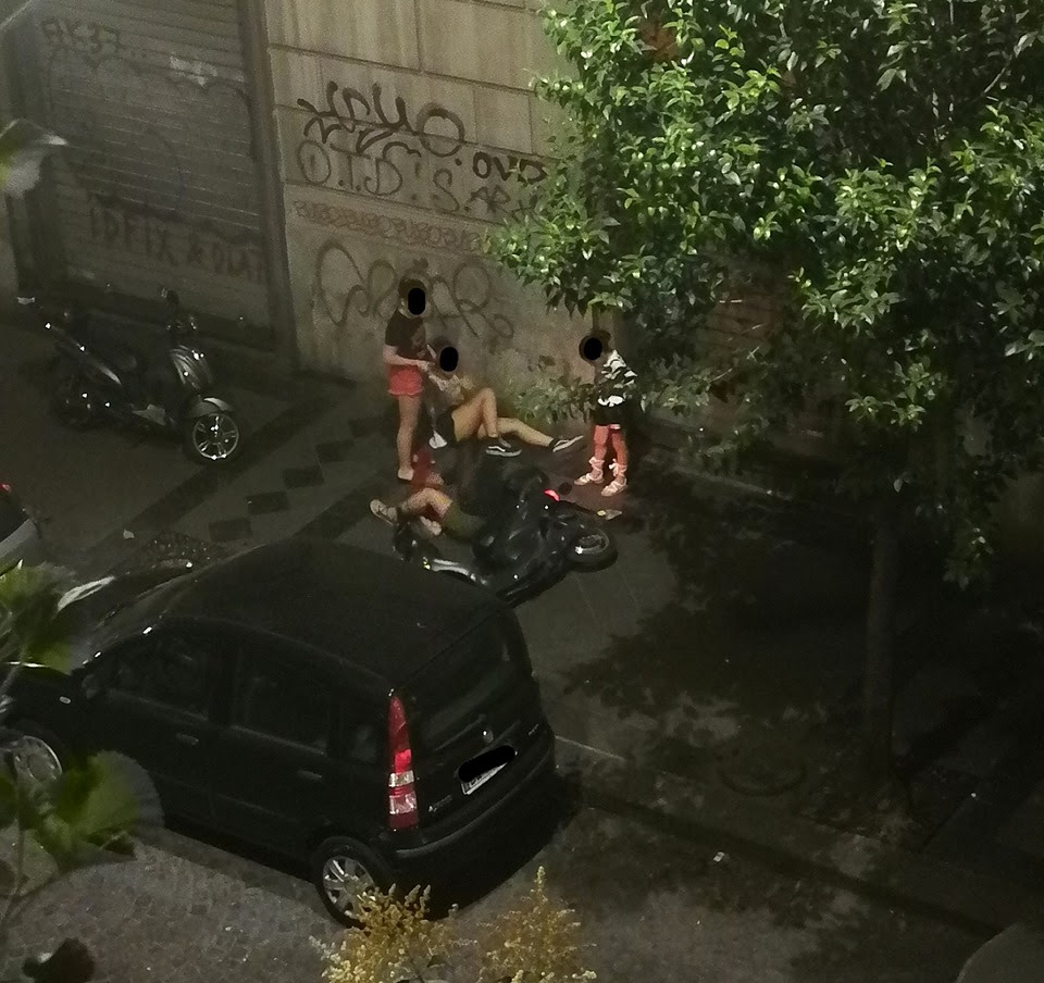 Napoli, gruppetto di ragazzini sfreccia in motorino sui marciapiedi di via Duomo, poi la caduta dal mezzo