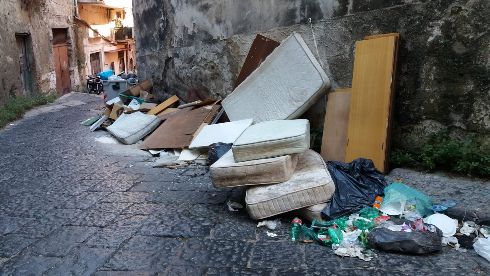 Napoli, i ritardi nella raccolta dei rifiuti hanno scatenato gli istinti degli incivili: strade invase da cartoni e rifiuti ingombranti