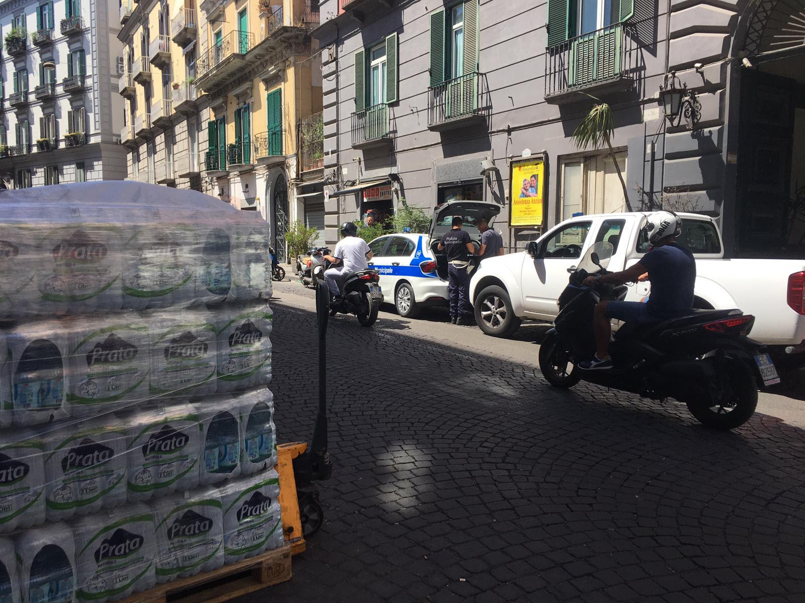 Napoli, commercianti si impadroniscono abusivamente di marciapiedi e strade, doppia denuncia da via del Campo e corso Vittorio Emanuele