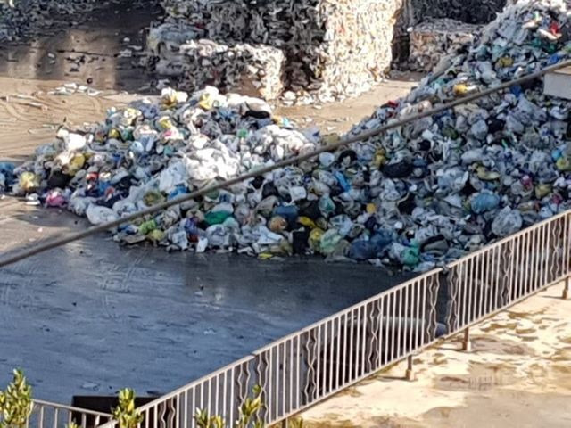 Quarto, miasmi nel centro abitato adiacente via Masullo: i cittadini lamentano: ‘C’è un centro di stoccaggio di carta e cartone, ma in realtà tratta anche altri rifiuti’