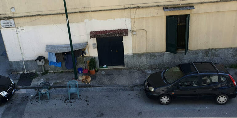 Capodichino, occupa abusivamente un locale che ospitava degli uffici della Asl: allacci abusivi e marciapiedi invaso con stenditoio