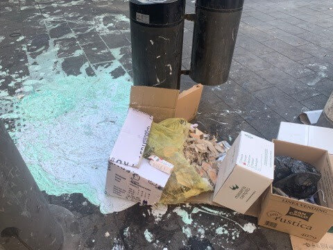 Vernici e solventi chimici sversati illegalmente nei tombini a Napoli: rovinata la pavimentazione di piazza Carità
