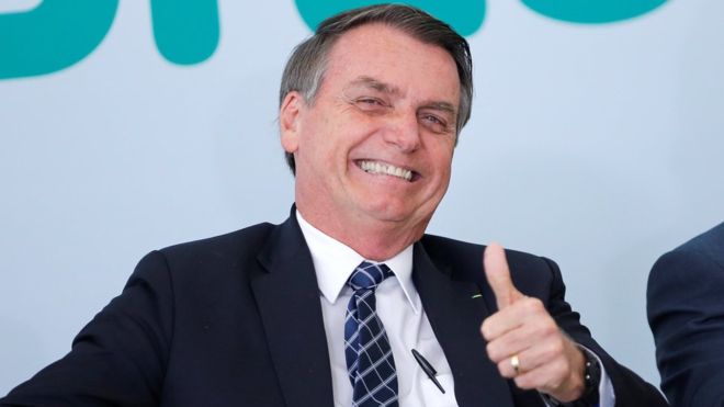 Brasile, Amazzonia in fiamme: bufera su Bolsonaro per accuse a ong