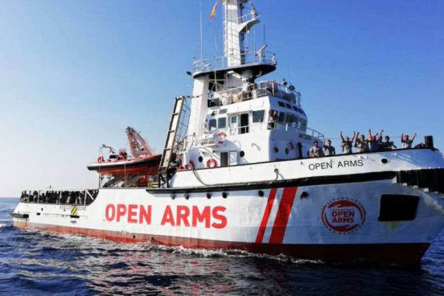 Diciottesima notte sulla Open Arms: tensione tra i 107 migranti rimasti a bordo