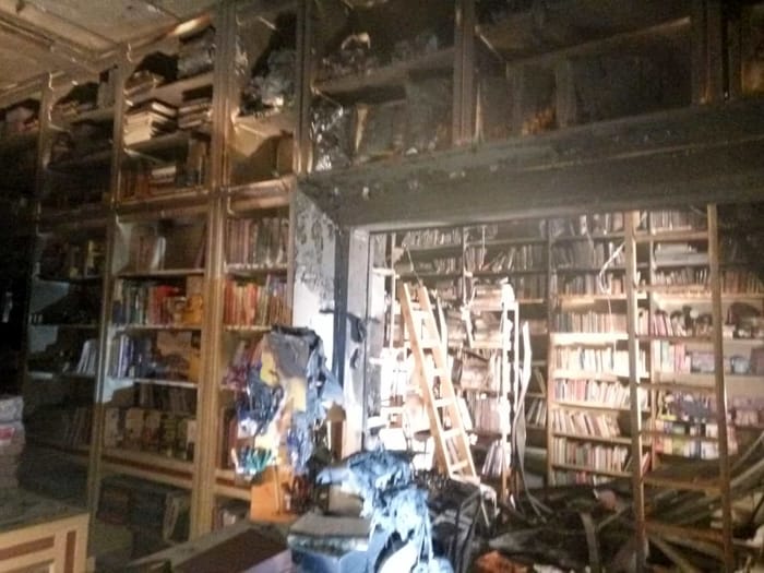 Sarebbe un corto circuito la causa dell’incendio che ha devastato la storica libreria De Canditiis
