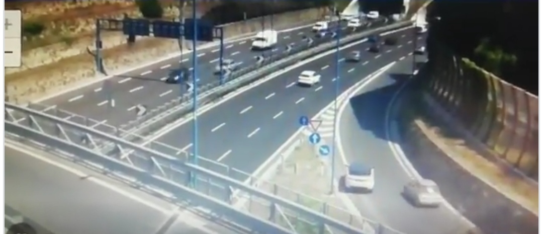 Manovra folle sulla corsia di accelerazione dei Camaldoli, automobilista rischia di provocare incidente mortale sulla tangenziale di Napoli