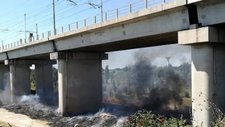 Discarica in fiamme tra i piloni dell’Alta Velocità, cittadini barricati in casa
