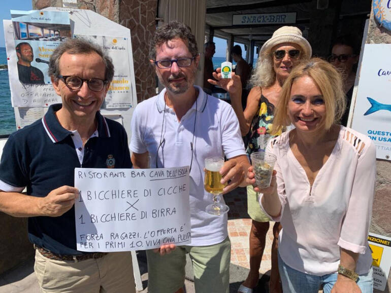 “Ma la spiaggia non vale una cicca”, i Verdi distribuiscono portacicche portatili sulla spiaggia di Cava dell’Isola a Forio d’Ischia