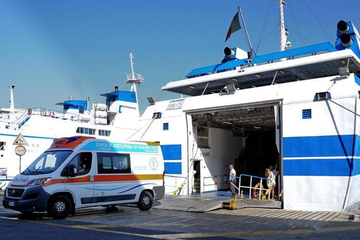 Isole del Golfo di Napoli: via libera all’imbarco delle ambulanze sui traghetti