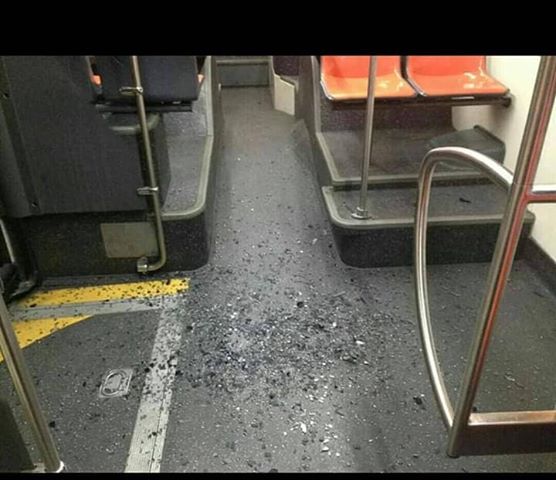 Napoli, baby gang distrugge i vetri del bus 196