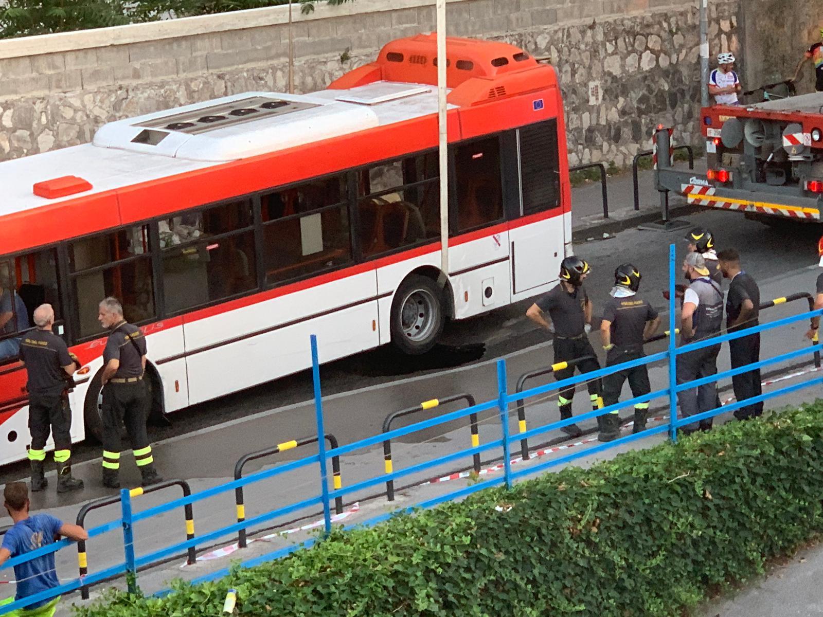 Castellammare, bus di linea finisce in una voragine: estratto dai Vigili del Fuoco