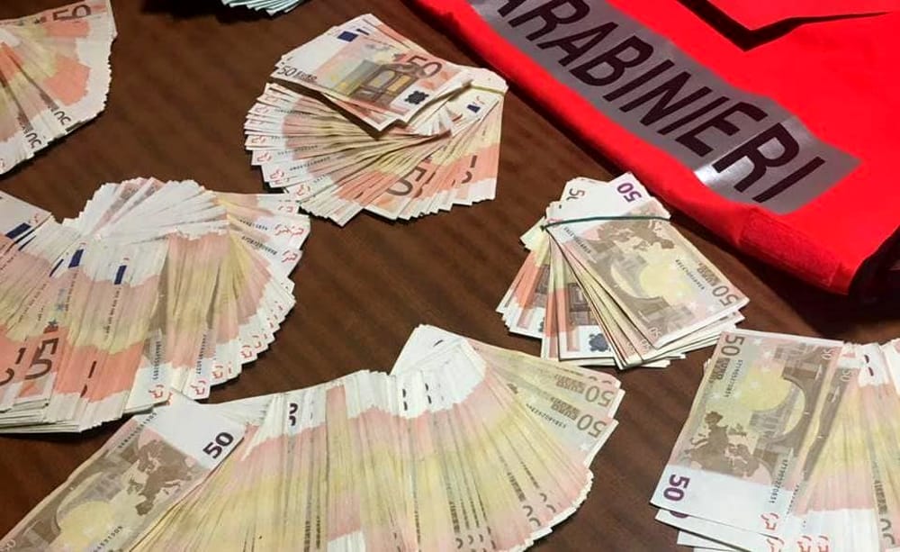 Arrestato per evasione, sotto casa sua due pregiudicati di Scampia trovati con 18mila euro in contanti