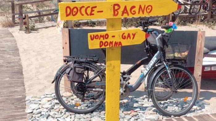 Wc per ‘Uomini-Donne-Gay’, il cartello rimosso dal lido di Ascea dopo le polemiche