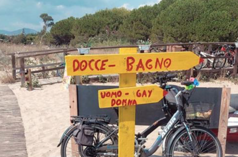 “Docce per uomini, donne e gay” ad Ascea: il cartello che indigna