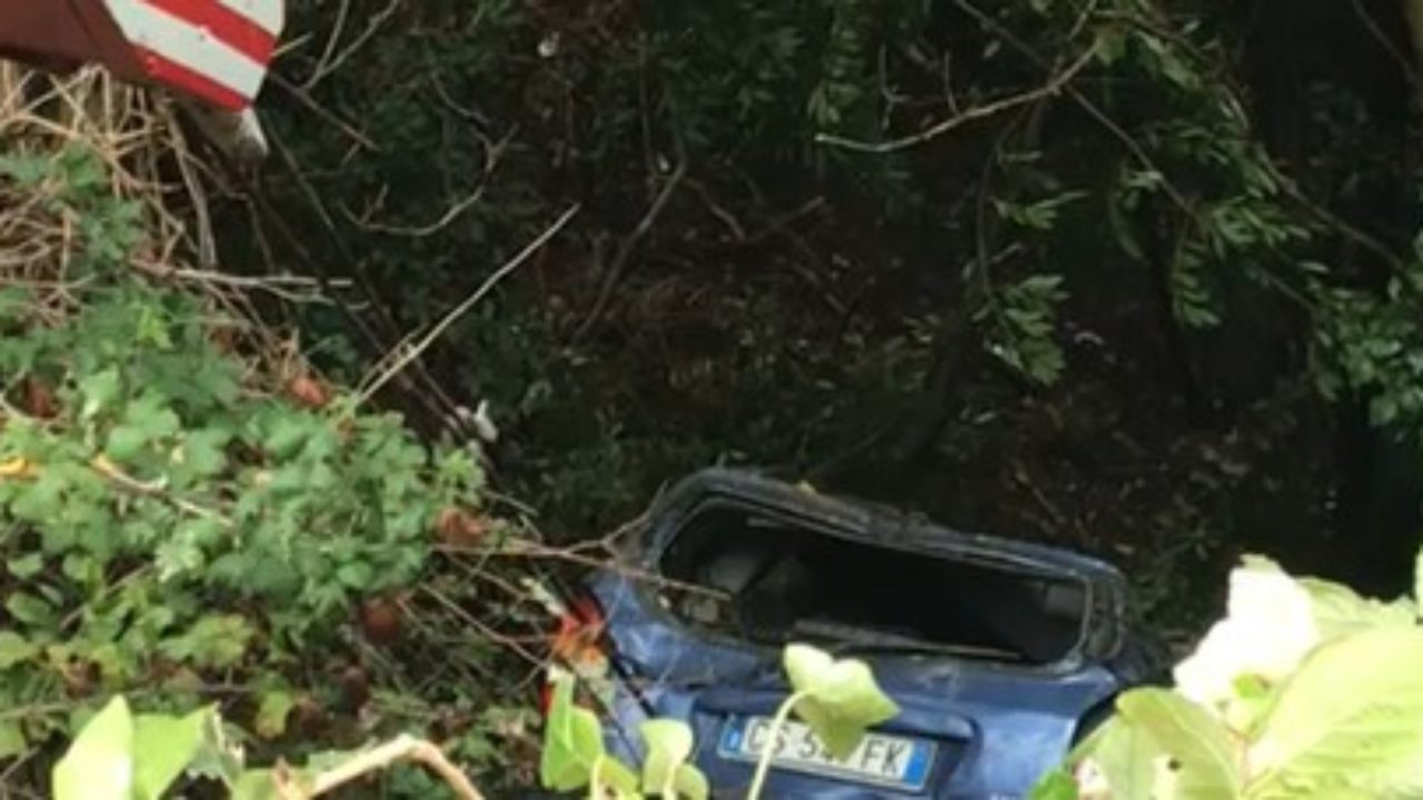 Auto precipita in dirupo a Salerno, quattro feriti gravi