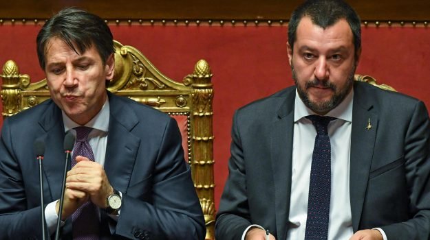 Sondaggio Ipsos: netto calo di fiducia in Salvini, Conte cola al 52%