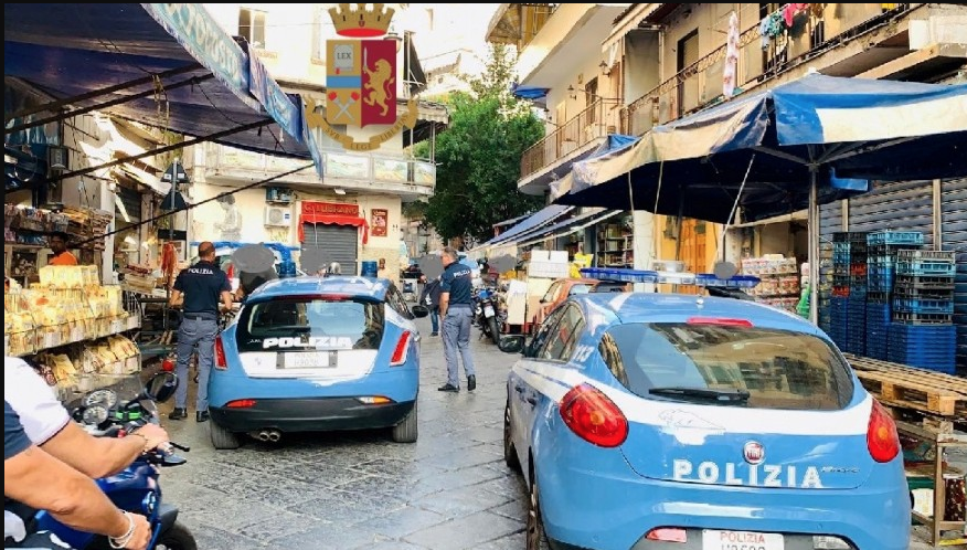Napoli, la polizia passa al setaccio Forcella: droga nascosta nel quadro elettrico