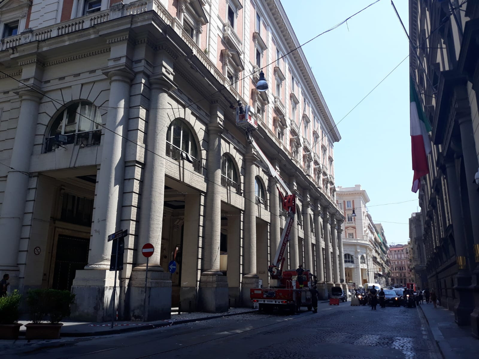 Crollo di calcinacci da un palazzo di via Domenico Morelli. Verdi: ‘Ancora un caso del genere in centro a Napoli’