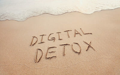 Il ‘detox’ digitale in vacanza fa bene: prima ansia ma poi sollievo