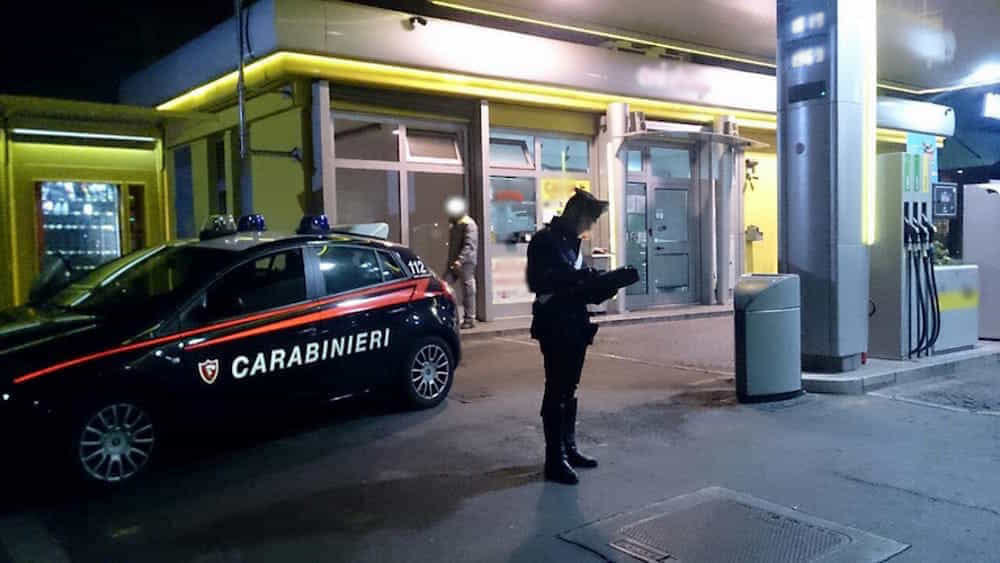 Irruzione al distributore, banda ‘sequestra’ il custode e scappa con la cassaforte: indagano i carabinieri