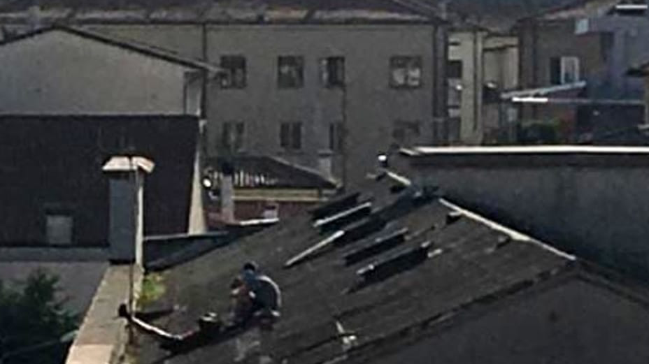 I poliziotti mettono in salvo una donna salita su un tetto