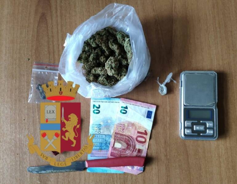 Napoli, pusher catturato dalla polizia a Fuorigrotta