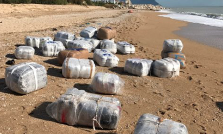 Sorpresa per i bagnanti: pacchi di cocaina sulla spiaggia portati dall’alta marea